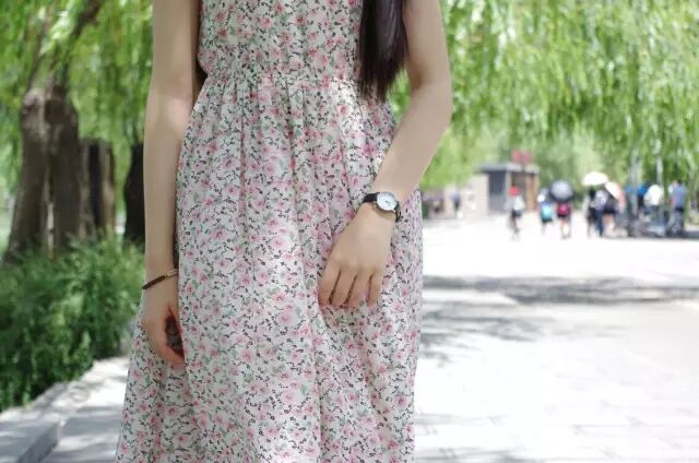 搭配：女神标配浅色碎花连衣裙＋白色凉鞋＋罗马表
