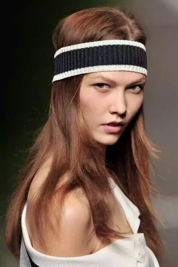 Tips：不需要太多的装饰，一个发带就可以让你活泼起来！