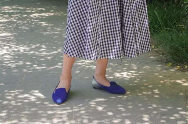 搭配：smocked top（弹力褶皱上衣）＋裤裙＋蓝色渐变豆豆鞋