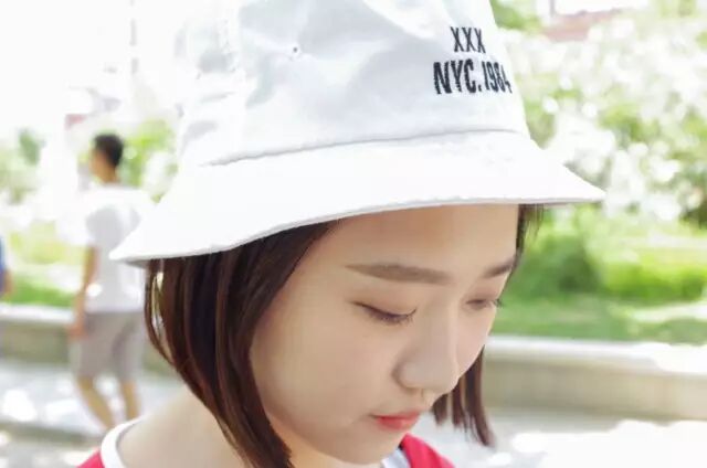 搭配：条纹Tee＋红色披肩＋A字裙＋白色帆布鞋＋渔夫帽＋黑色单肩包