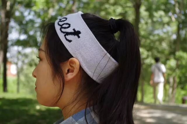 搭配：格子衬衫＋白色吊带＋破洞牛仔裤＋经典低帮帆布鞋＋白色发带