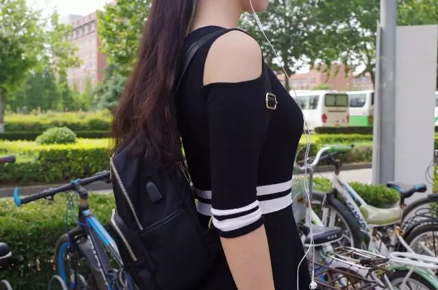 搭配：黑色收腰漏肩连衣裙＋经典开口笑帆布鞋＋黑色真皮双肩包