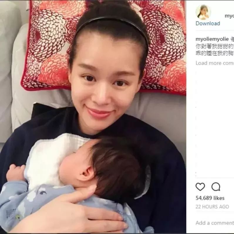 胡杏儿首次曝光儿子正面照,眼大超萌!