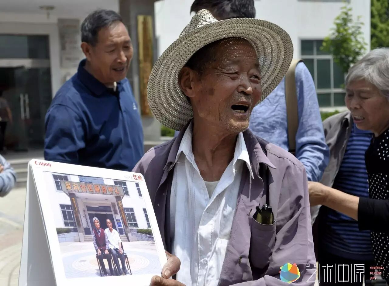 拿到全家福的村民乐开了花