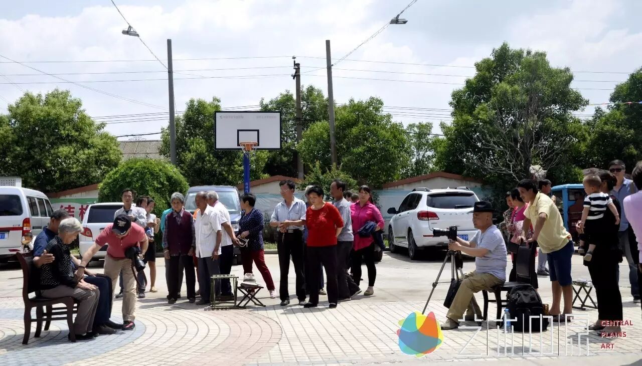 郑州市摄影家协会摄影艺术家为乡亲们拍摄全家福