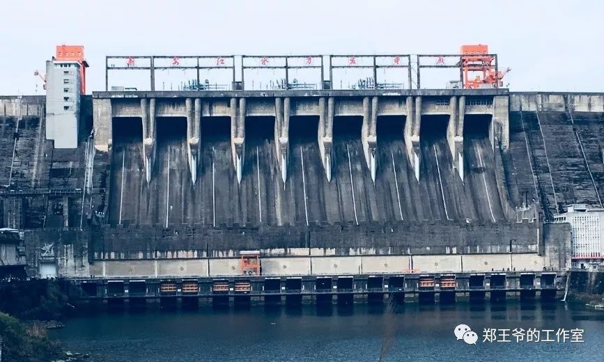 的富春江七里泷峡谷出口处,离河口约180km,上游距新安江水电站约80km