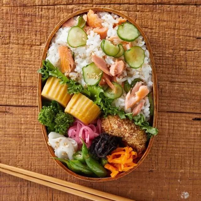 photo by xxxxchikaxxxx 同类食物对称分布俯拍,居中构图