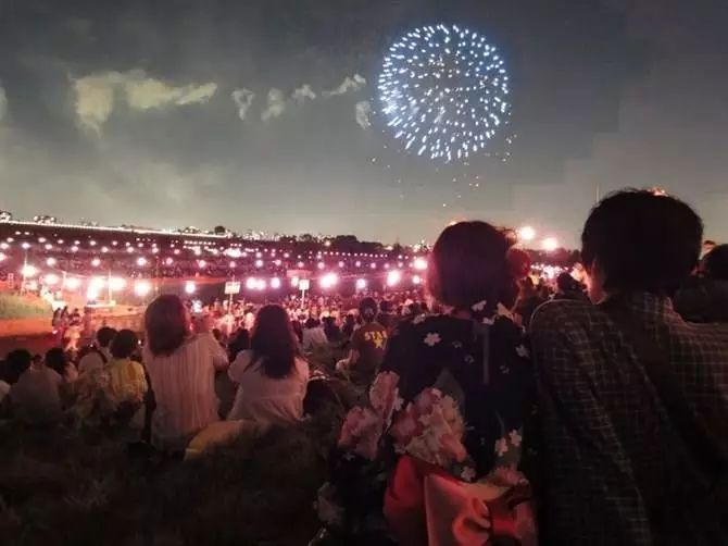 穿上漂亮的和服,拿着精致小巧的手拿包,穿上木屐去看烟花祭,在日本留