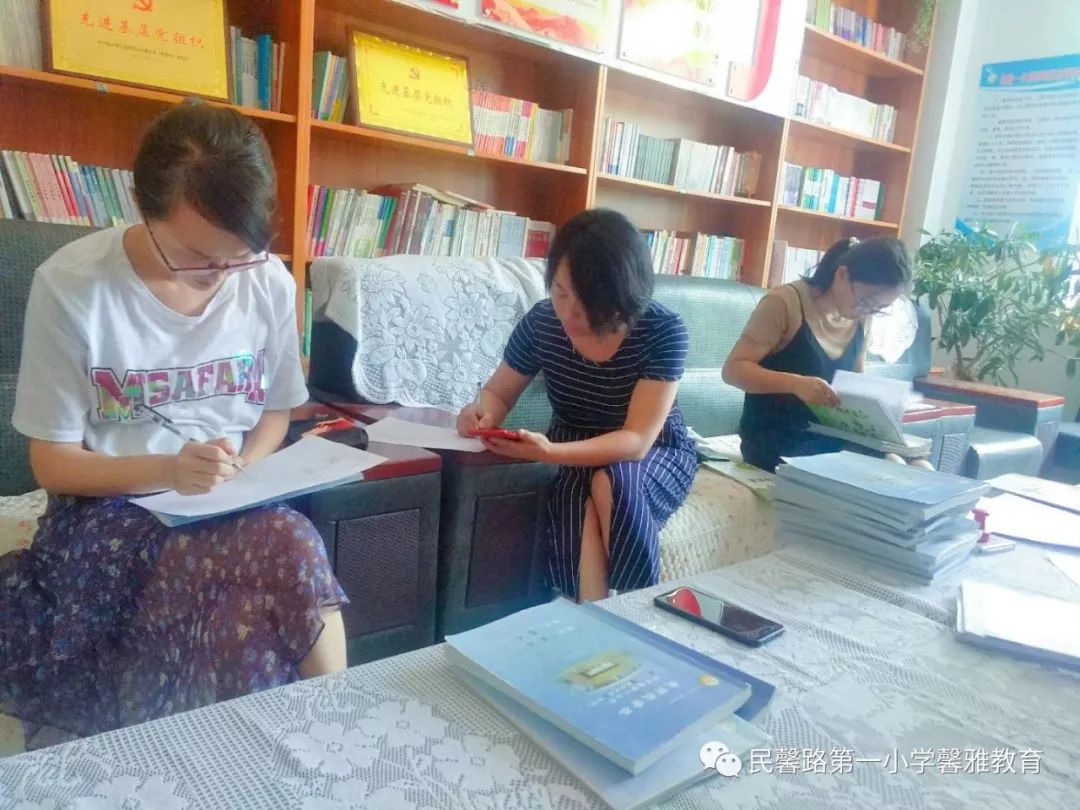 刘红艳教学带领着校长口各负责人进行了我校期末教育教学精英家教检查常规工作网一课一案图片
