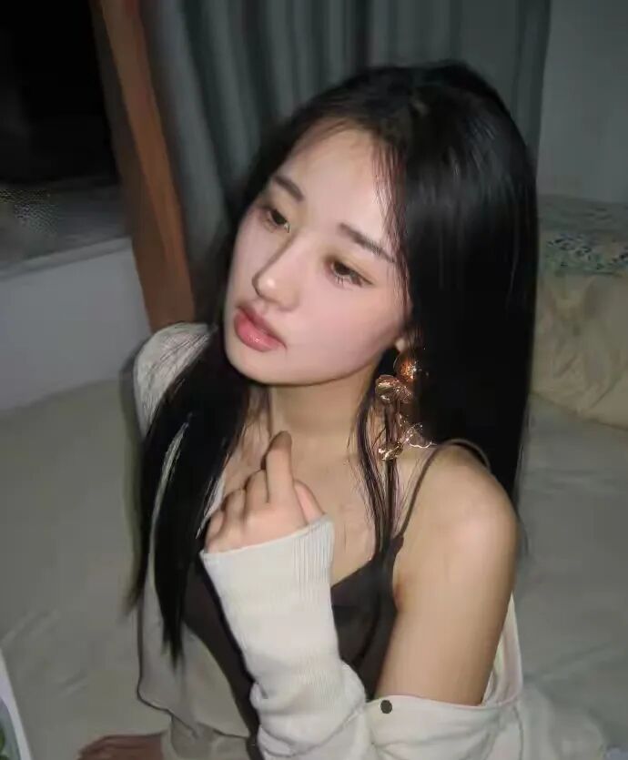 一个孤独的背影在城市霓虹灯下，引人深思