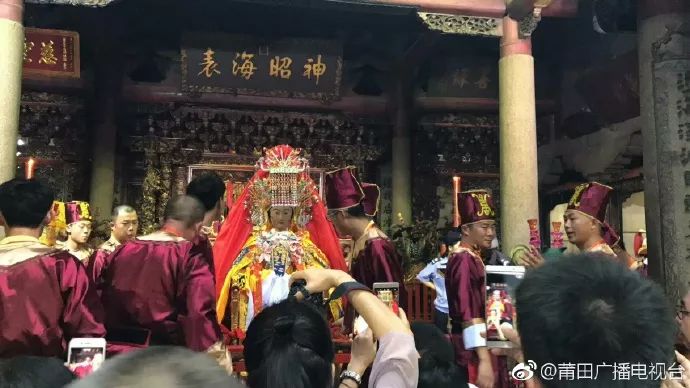 在9月23日当晚,台湾鸿海科技集团总部大楼前搭设妈祖行宫并举行接驾