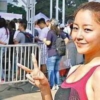 卫诗雅成功挑战渡海泳 阿sa拍片为好姐妹打气