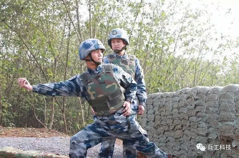 ↗ 关注兵工科技 图注:标准的手榴弹投掷动作 手榴弹自诞生起,便作为