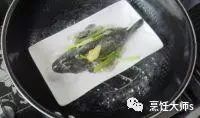热水,放入蒸5分钟左右(根据鱼的个头大小决定时间,我这个大约200克