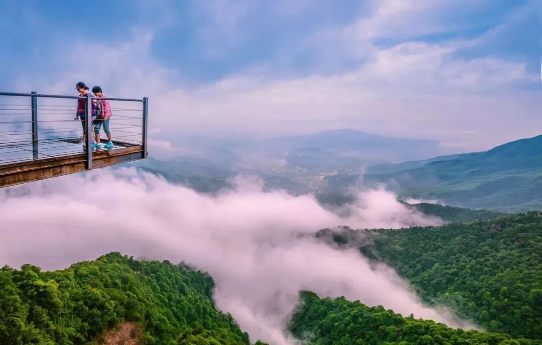 图为武功山玻璃栈道)