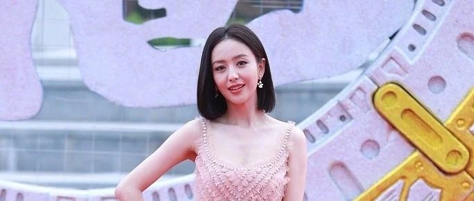 佟丽娅现在是真的“白瘦美”,可这笑容为什么还如此尴尬不自信?