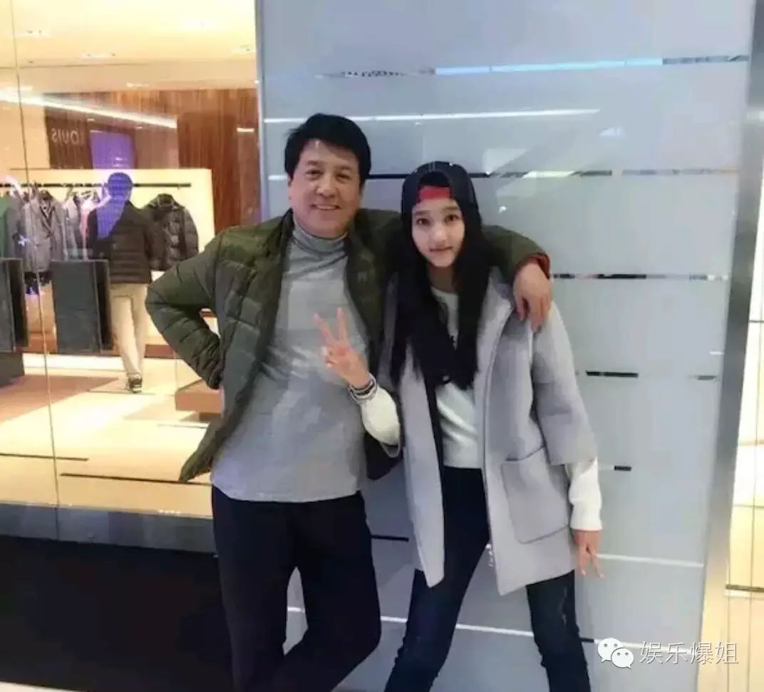 关晓彤的妈妈李君也是一个著名的话剧演员,自从结婚后便淡出演艺圈了.
