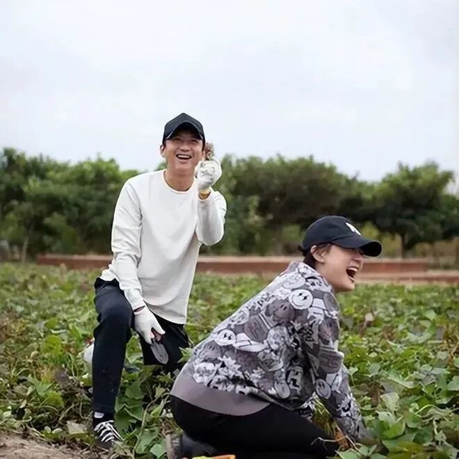 孙俪片场亲自给导演正骨!狂拉胳膊把人吓跑,穿紧身裤双腿超细