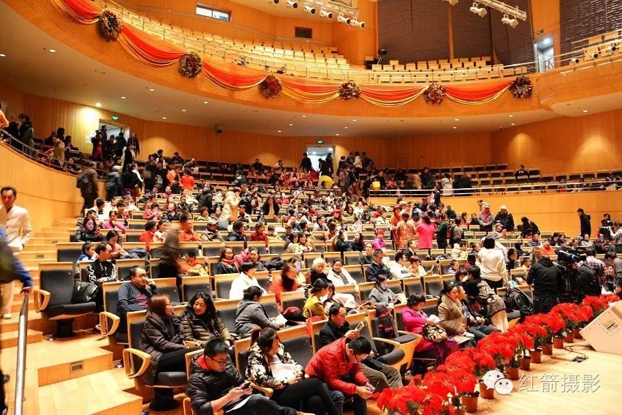 演出前,观众陆续走进中国音乐学院国音堂.