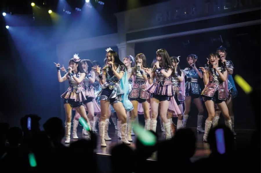 在剧院表演