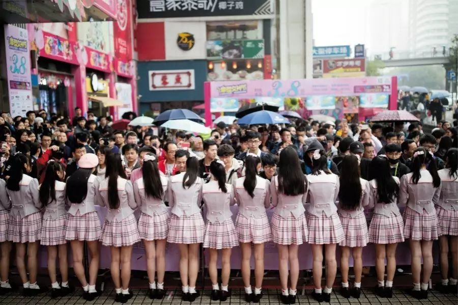秋元康和他的团队与熟悉娱乐产业