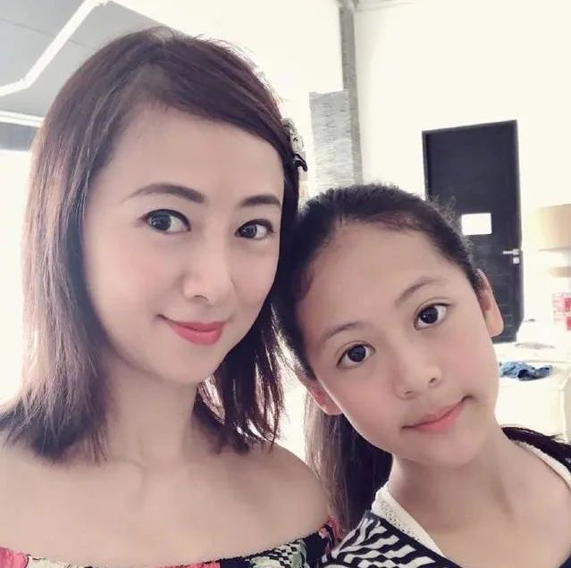 翁虹罕晒女儿!与小鲜肉老公同框被嘲老气,曾因拍戏下半身肿胀?