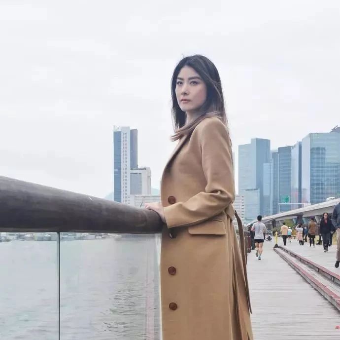 陈慧琳真是不老女神,46岁穿粉色还似少女,手一抬袖子“烂了”