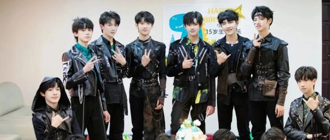 TF家族三代为张极庆生:张极生日快乐!