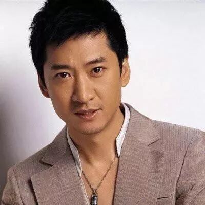 周杰沉寂多年,靠过人经商头脑早已成隐形富豪,身价不输范冰冰