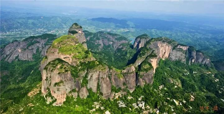 白石山属典型的丹霞地貌,以" 雄,险,奇,野"等特点著称;许多山峰平地