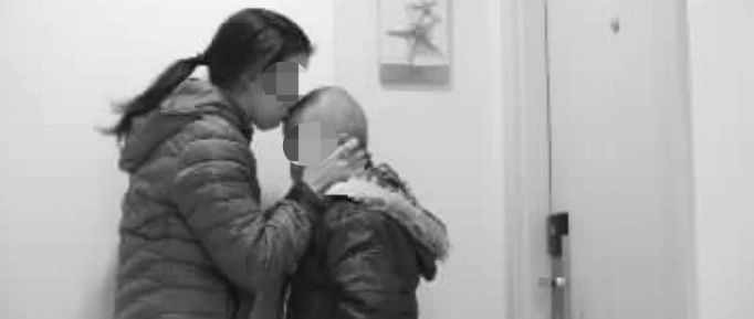 带着儿子离家后，她在2元担架上睡了127天：世间疾苦，生一场病全知道了