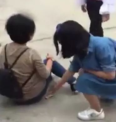 【曝光】初中女生被同学扇耳光,撕扯头发,被逼下跪!