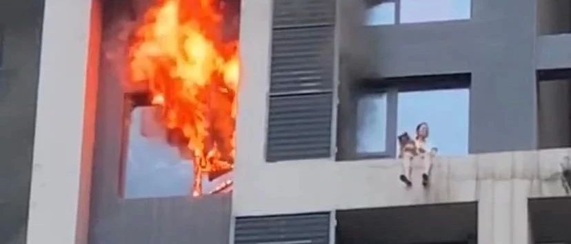 刚刚，成都一小区高层火势凶猛！抱宠物女子被困16楼窗外平台，等待救援…