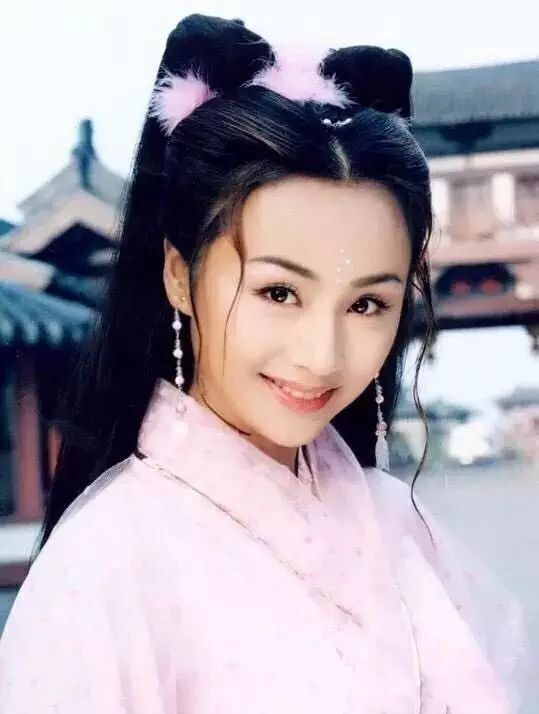 曾是央视一姐,碾压谢娜,“下嫁”九岁小丈夫,如今为两个男人胖成“丑大妈”!