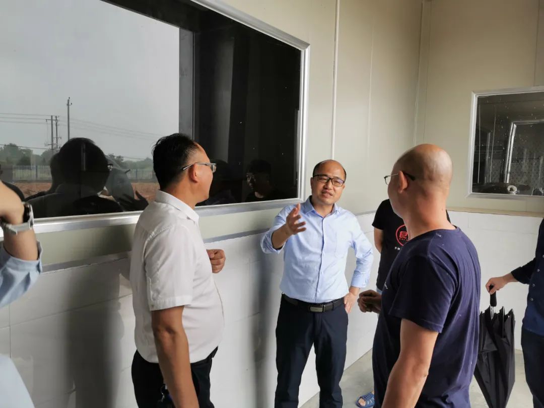 徐友洪一行先前往公溪镇工业园区绿能公司,恒塑铝膜
