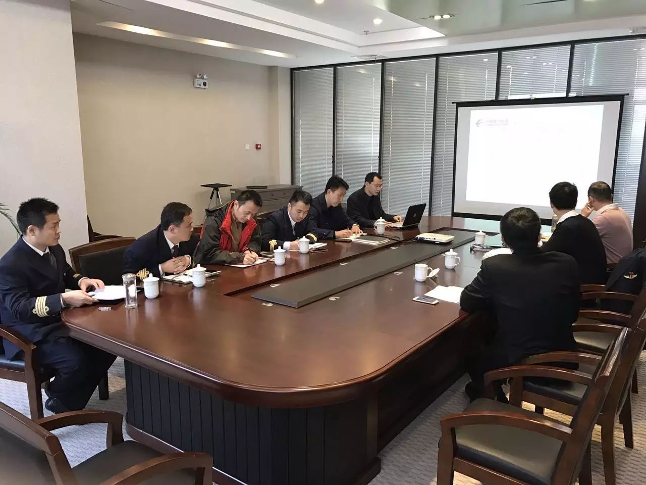 无锡飞行部召开队伍建设、安全管理为主题的干部座谈会