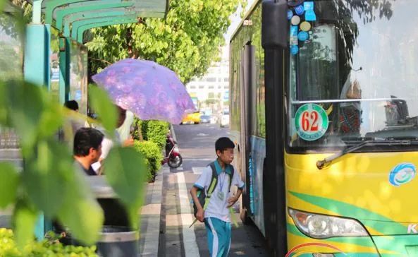 5月16日,在海口金盘路上,一名小学生独自上公交车.小学生海底两万里简易号高清构造图鹦鹉图片