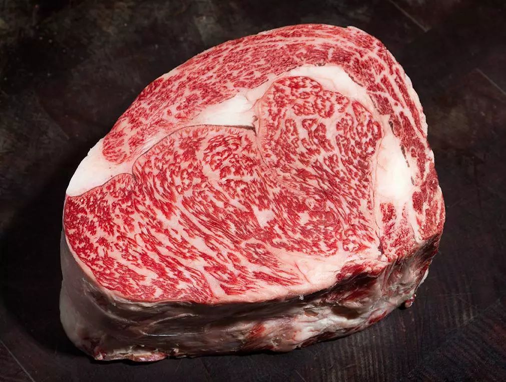 插播一下: 日本和牛肉是公认的全世界最好的牛肉,以肉质鲜嫩,营养