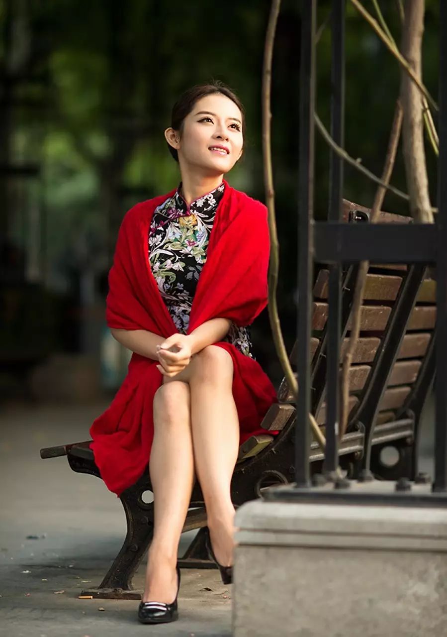 穿旗袍也需要搭配一些服饰,下面跟大家分享的是旗袍配什么外套
