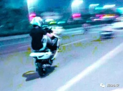 水口大桥上少年开电动车"翘头炫技耍酷?交警部门马上安排