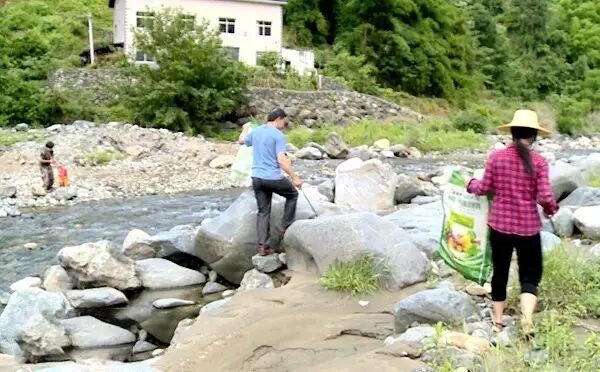 夷陵區(qū)太平溪鎮(zhèn)村民在溪邊撿拾垃圾