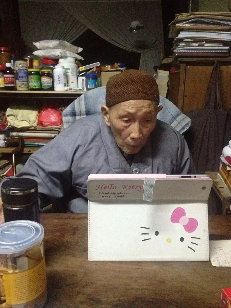 被"玩坏"的明学老和尚:吃棒棒糖,玩自拍,嗑瓜子看ipad(这些照片看着