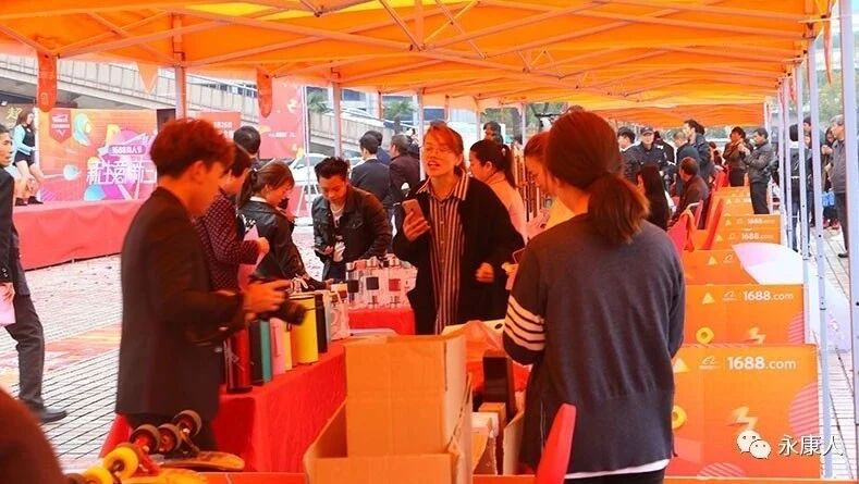 五金城广场来了50多家企业，还在现场直播，原来是……