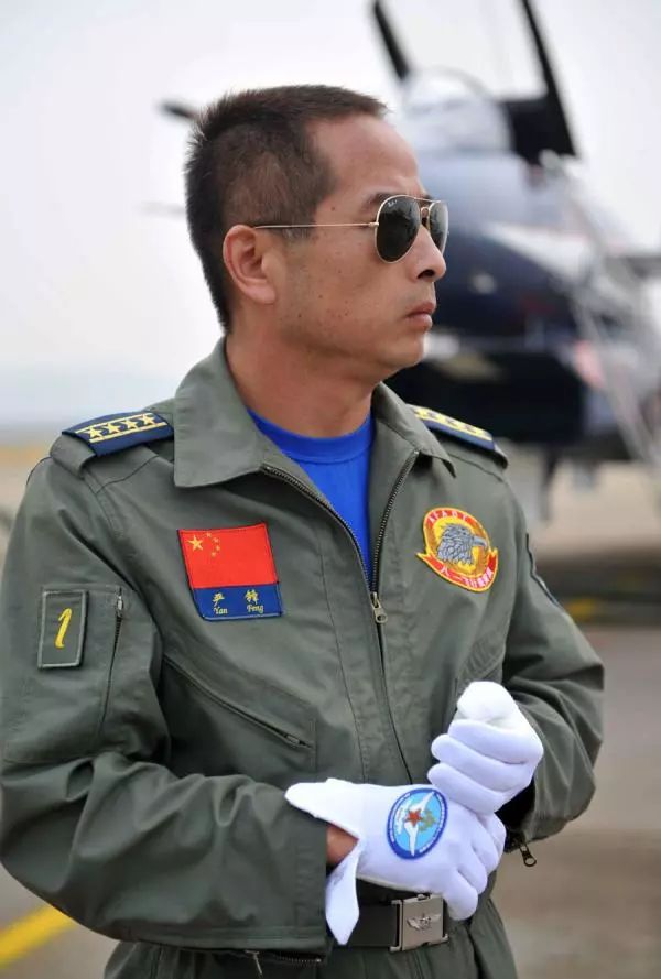 中国工程院副院长,院士樊代明穿着空军军服,佩戴专文职干部的军衔,正