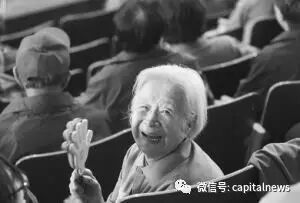 背炸药包炸毁敌人碉堡是共产党员的