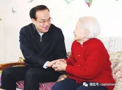 背炸药包炸毁敌人碉堡是共产党员的