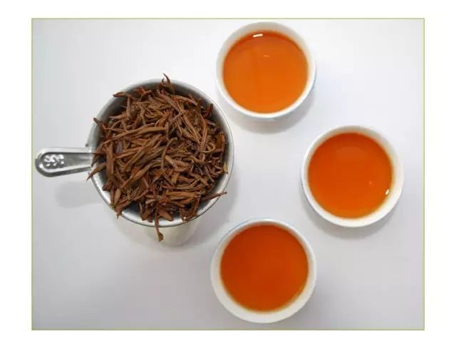 6,红茶的茶汤不是越红越好,顶级红茶金骏眉就是金黄色.