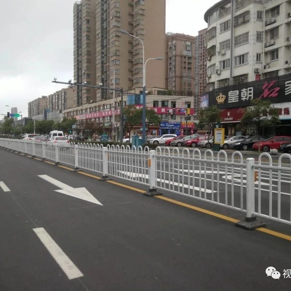 【提醒】这个地方的道路隔离护栏装好啦!