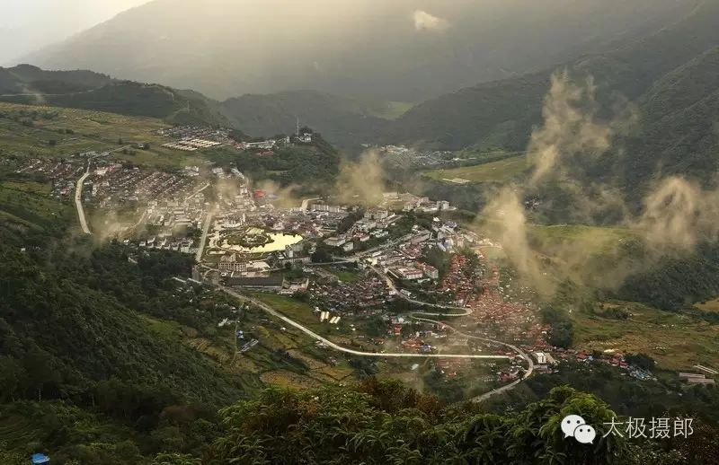 冒着生命危险到山顶上拍到的墨脱县城全景,一般人很少看到拍到.