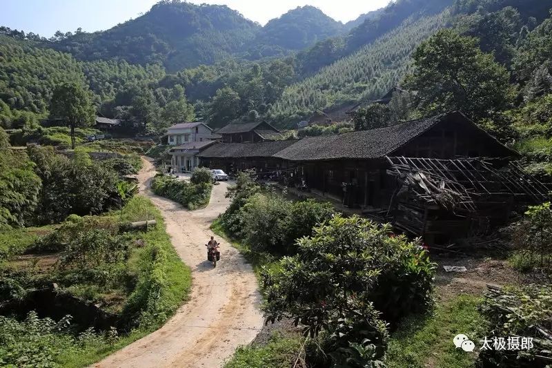 这里就是团包上,糸观音寺镇东阳溪村的一个组,高峰时有近百人生活在